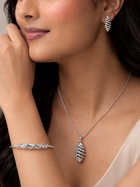 Luna Wave Jewellery Set
Includes
Pendant Necklace
Statement Bracelet
Matching Stud Earrings