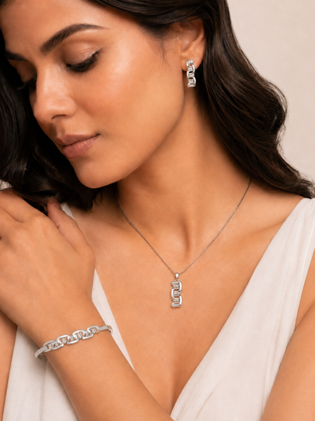 Monarch Link Jewellery Set
Includes
Pendant Necklace
Statement Bracelet
Matching Earrings
