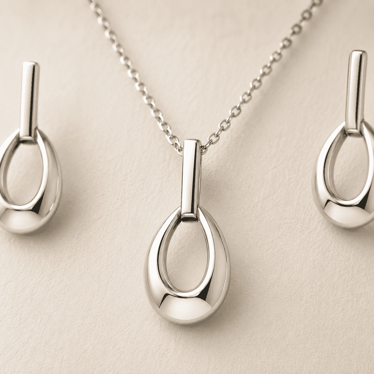 The Happy Tears Solitaire Set — Gold Plated Évara Drop Pendant Set by House of Zena, close-up detail