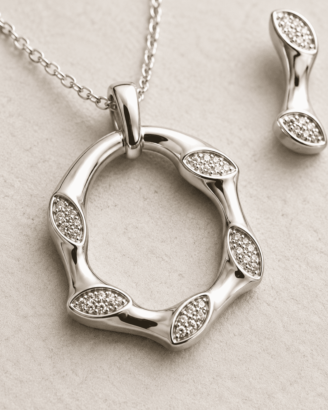 The Mobius Knot Eternal Set — Gold Plated Loop Pendant Set by House of Zena, close-up detail