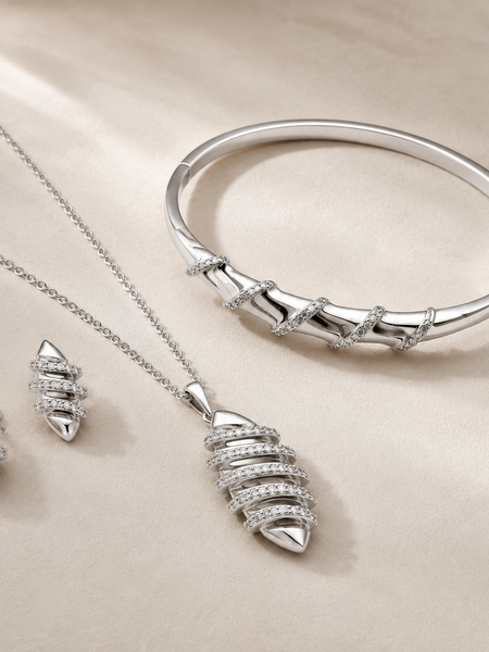 Luna Wave Jewellery Set
Includes
Pendant Necklace
Statement Bracelet
Matching Stud Earrings