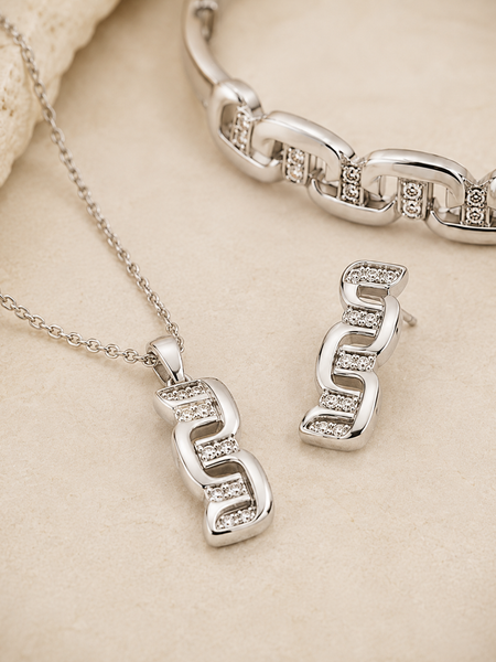 Monarch Link Jewellery Set
Includes
Pendant Necklace
Statement Bracelet
Matching Earrings